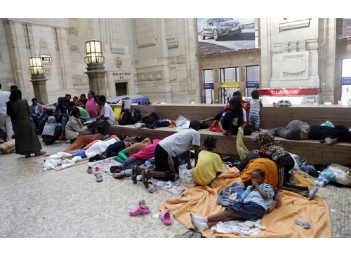 Immigrati alla Stazione centrale di Milano
